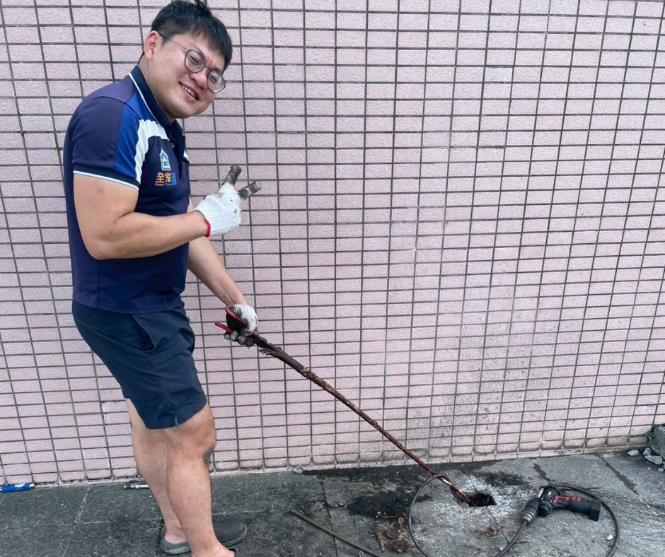 全家潔【震驚案例】水管竟然藏著15公尺樹根?!全家潔水刀疏通專業出手!案例施工或設備安裝現場照片
